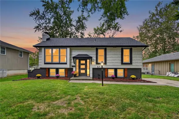 605 NE Ash ST, Lee's Summit, MO 64063