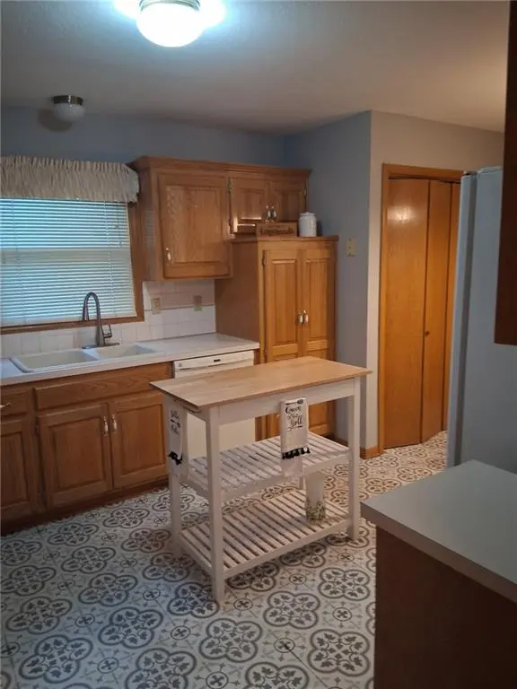 126 SW Hillcrest LN, Lee's Summit, MO 64063