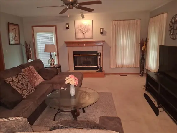 126 SW Hillcrest LN, Lee's Summit, MO 64063