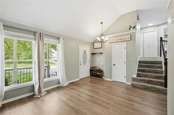 1337 NE Foxwood DR, Lee's Summit, MO 64086