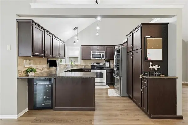 1337 NE Foxwood DR, Lee's Summit, MO 64086