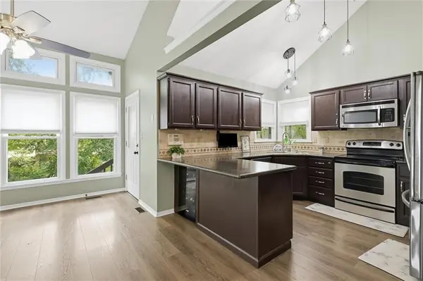 1337 NE Foxwood DR, Lee's Summit, MO 64086