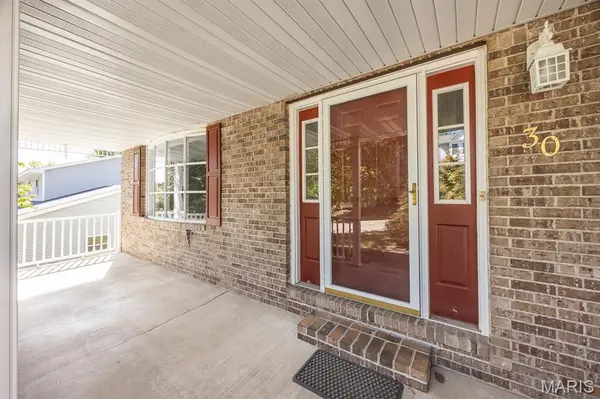 30 Williamsburg LN, Glen Carbon, IL 62034