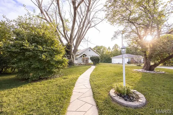 9958 South RD, Fairview Heights, IL 62208