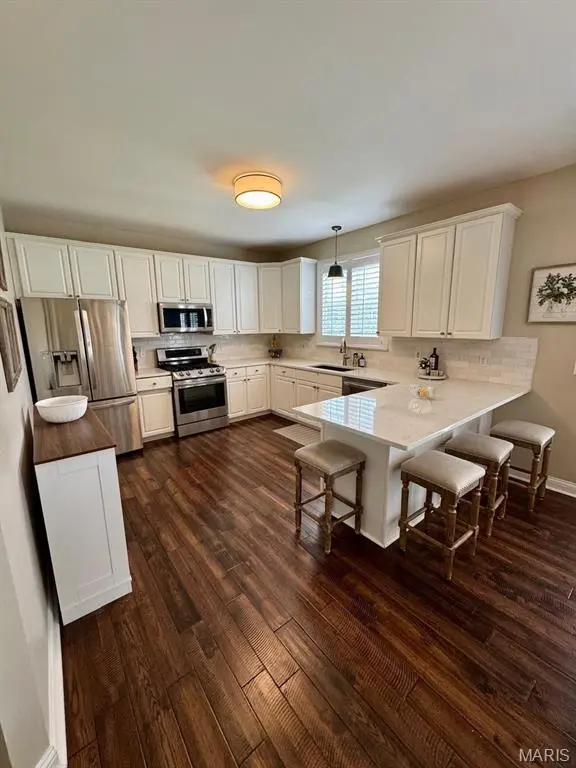 2811 Barrett Pines LN, Des Peres, MO 63021