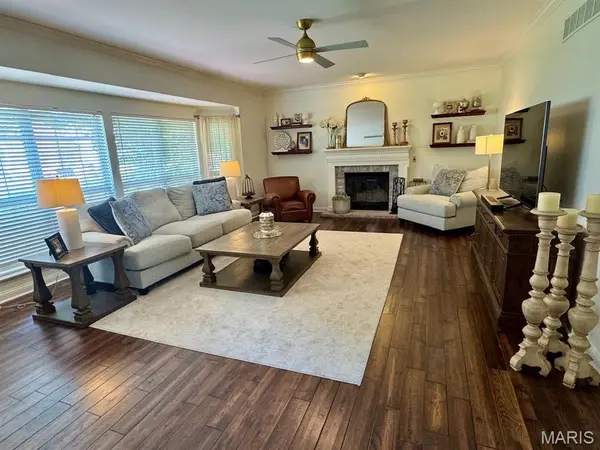 2811 Barrett Pines LN, Des Peres, MO 63021