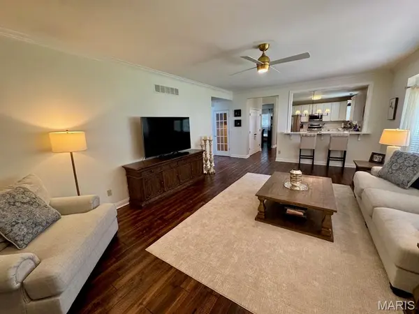 2811 Barrett Pines LN, Des Peres, MO 63021