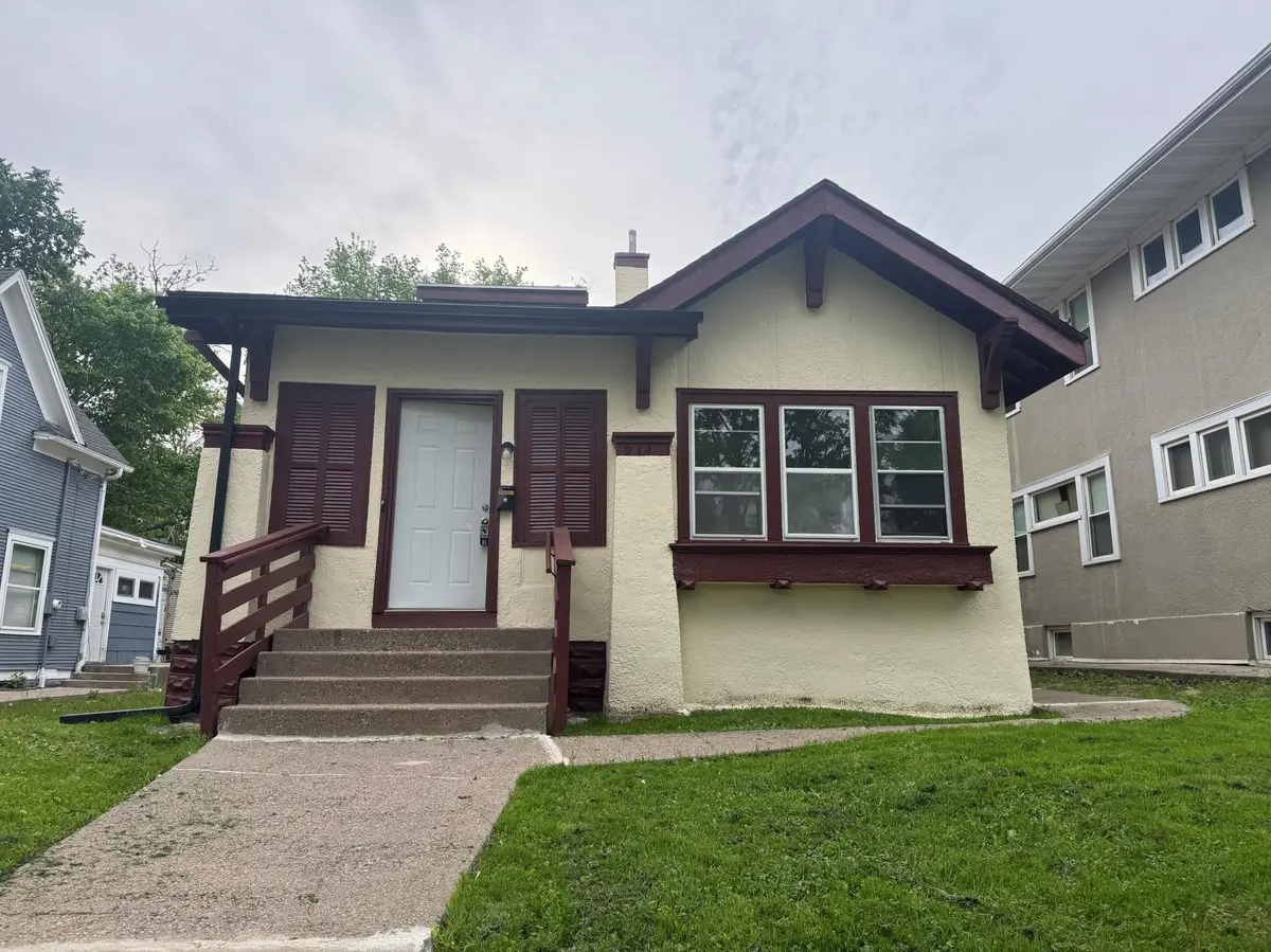 914 Russell AVE N, Minneapolis, MN 55411