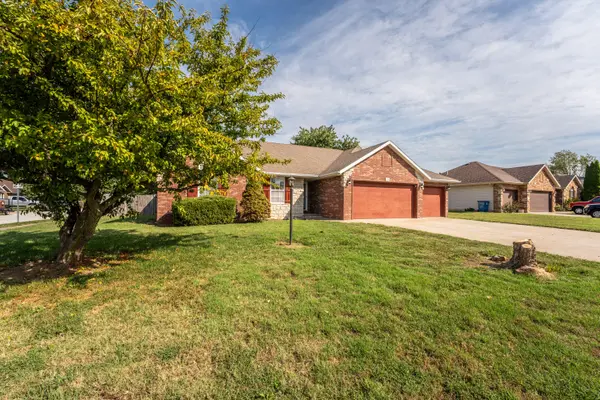 1345 W Dunrobin Castle DR, Nixa, MO 65714
