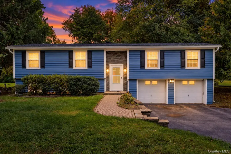 545 N Quaker LN, Hyde Park, NY 12538