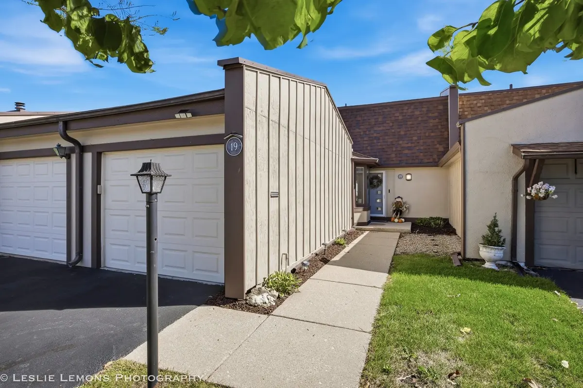 19 Westwood DR, Indian Head Park, IL 60525