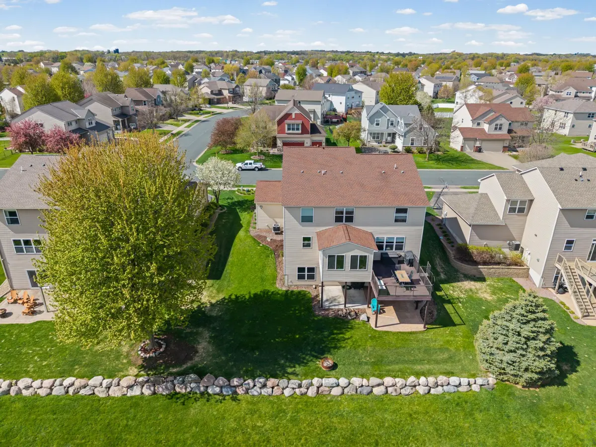 2061 Winterberry LN, Shakopee, MN 55379