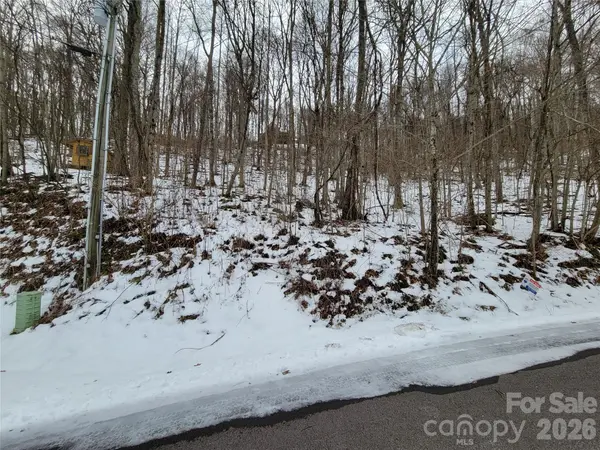 200 Village LN #3A, Waynesville, NC 28786