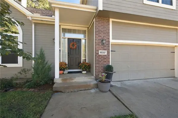 18207 Rollins DR, Smithville, MO 64089