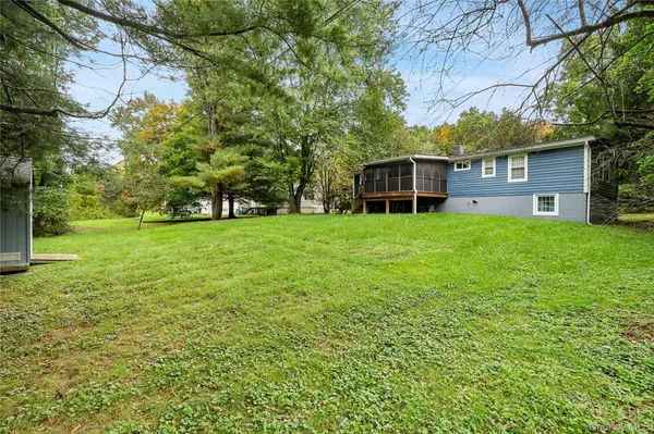 545 N Quaker LN, Hyde Park, NY 12538