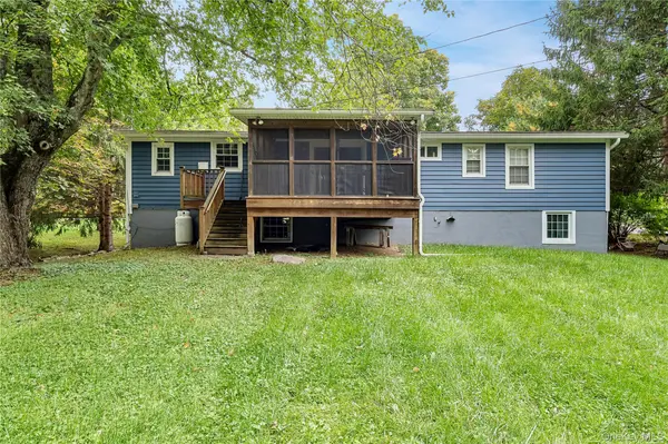 545 N Quaker LN, Hyde Park, NY 12538