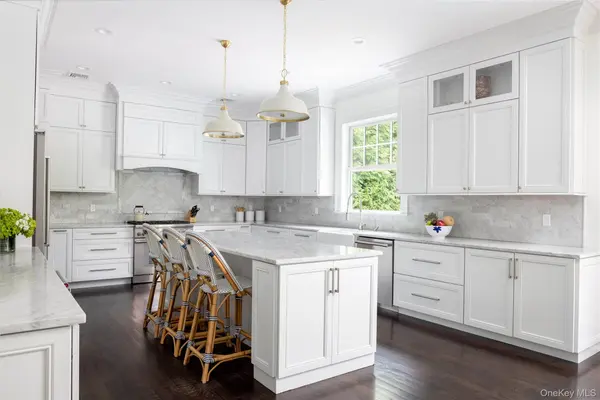 2 Wood LN, Locust Valley, NY 11560