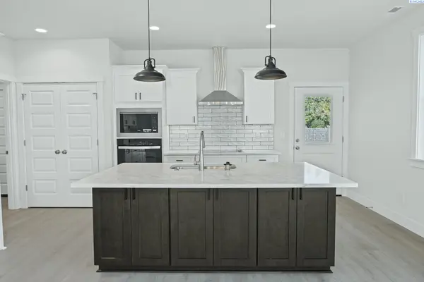 1056 N Grant Pl, Kennewick, WA 99336