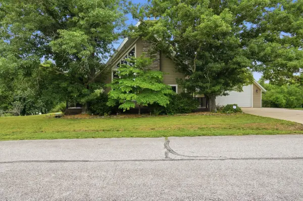 660 Hunt Club CIR, Galena, MO 65656