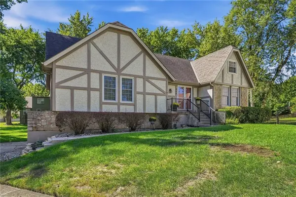 400 NE Dogwood LN, Lee's Summit, MO 64086