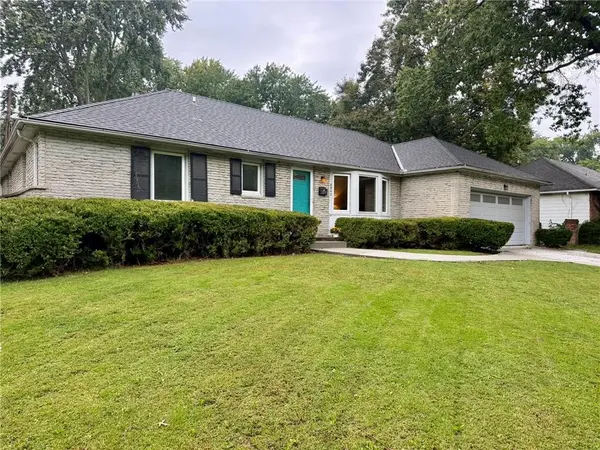 8842 Foster LN, Overland Park, KS 66212