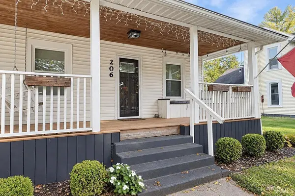 206 E Wabash AVE, Wakarusa, IN 46573