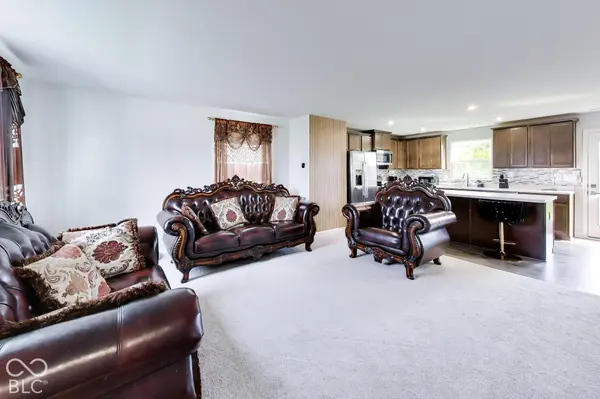 2289 Holiday Creek DR, Whitestown, IN 46075