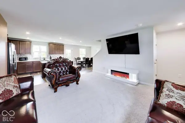 2289 Holiday Creek DR, Whitestown, IN 46075