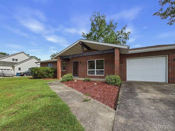 116 Mark Trail DR, Glen Carbon, IL 62034