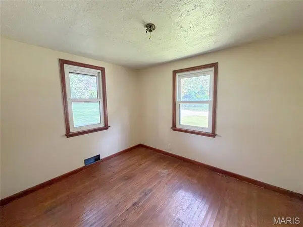 1572 Farmview AVE, St Louis, MO 63138