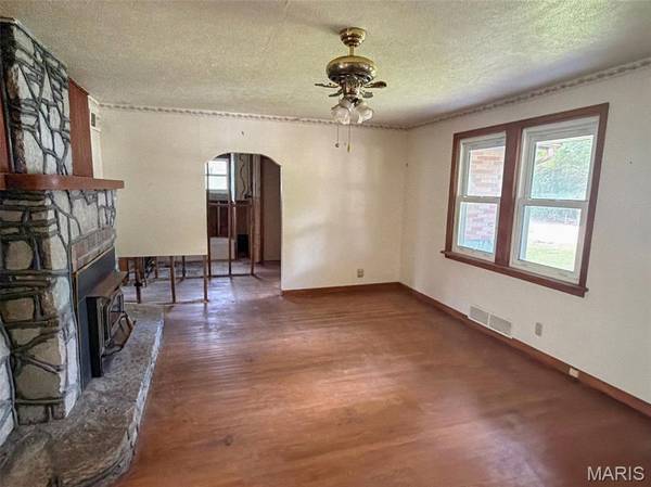 1572 Farmview AVE, St Louis, MO 63138