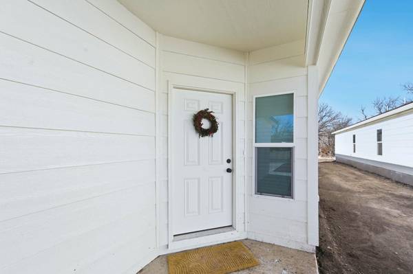 1727 N Main St, Rose Hill, KS 67133
