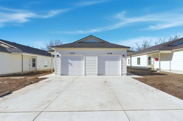 1727 N Main St, Rose Hill, KS 67133