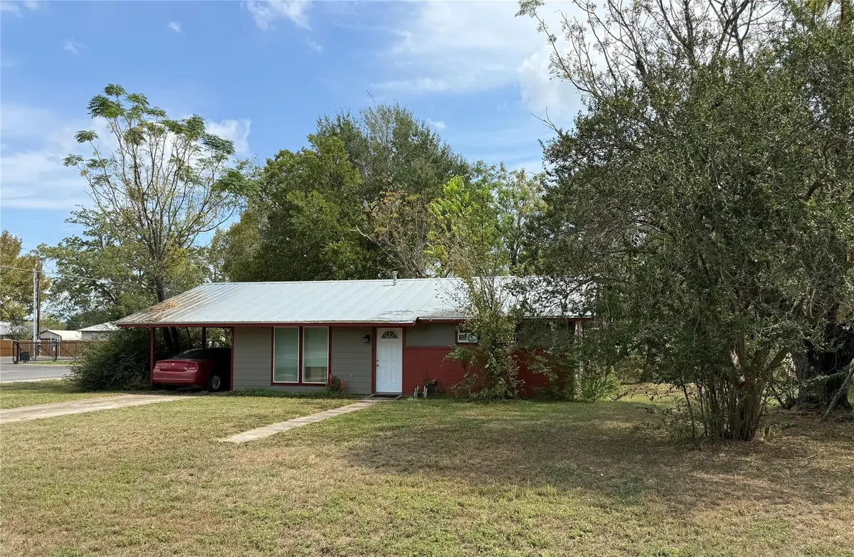 301 Lynch ST, Smithville, TX 78957