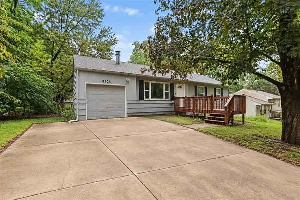 8605 Spring Valley RD, Raytown, MO 64138