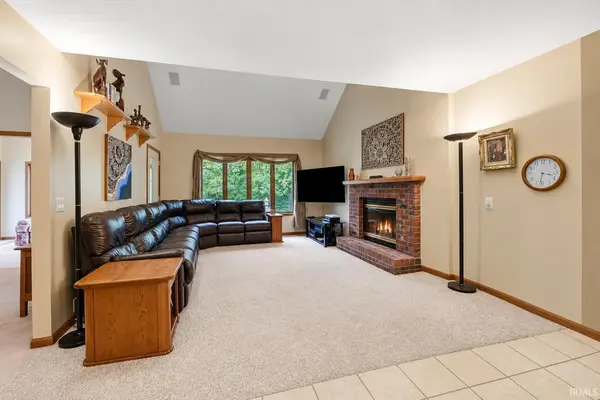 10002 Crown Point DR, Fort Wayne, IN 46804