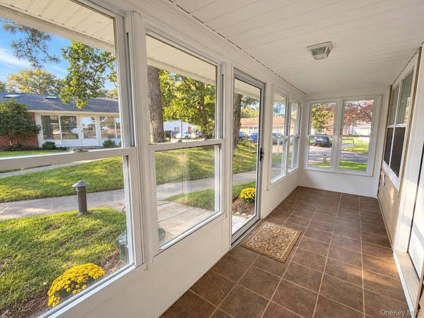 38 Trent CT #A, Ridge, NY 11961