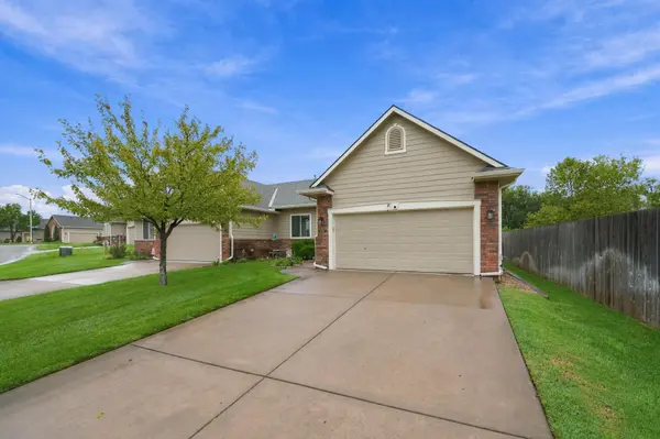 2264 N Lakeway Cir, Wichita, KS 67205