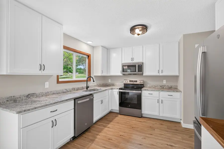 18212 Ginavale LN, Eden Prairie, MN 55346