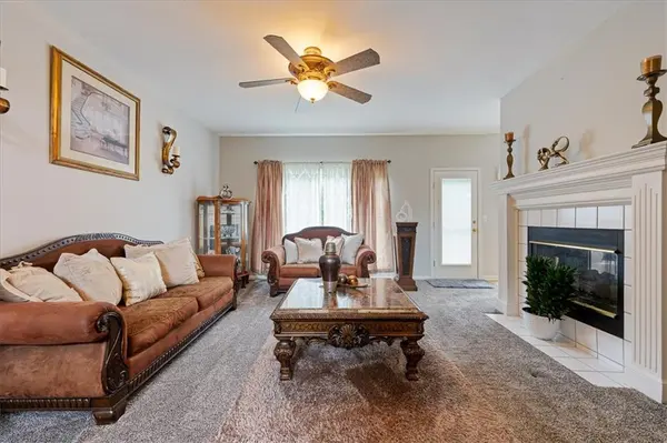 1829 SW Twincreek PL, Blue Springs, MO 64015
