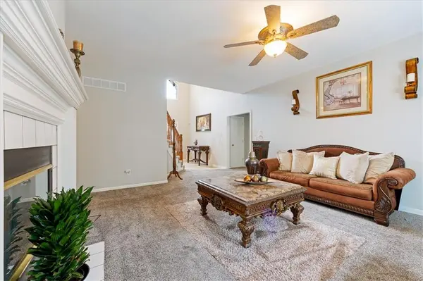 1829 SW Twincreek PL, Blue Springs, MO 64015