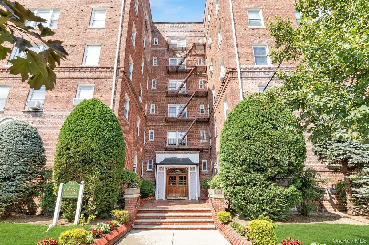 55 Grand AVE #2A, Rockville Centre, NY 11570