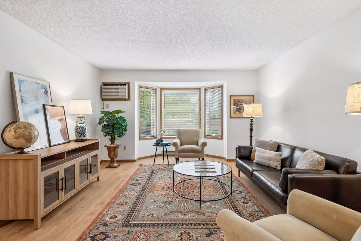 2425 E Franklin AVE #209, Minneapolis, MN 55406