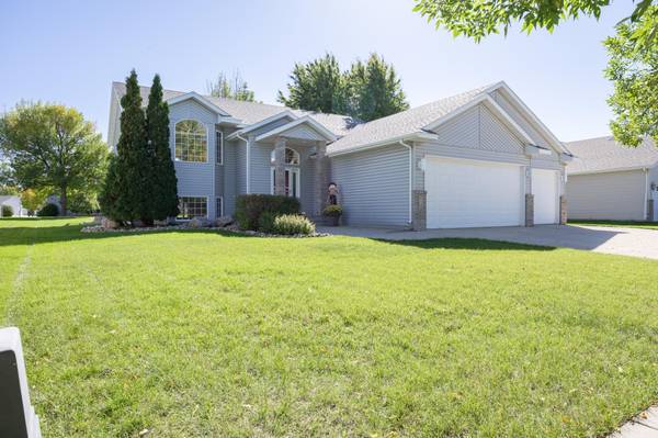 630 Wyndemere DR, West Fargo, ND 58078