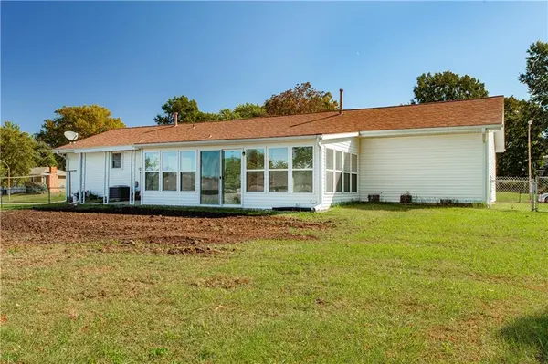 1908 cedar ST, Higginsville, MO 64037
