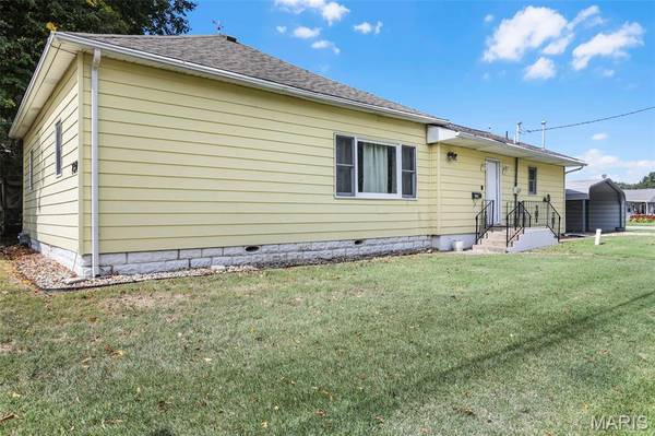737 E Pearl ST, Staunton, IL 62088
