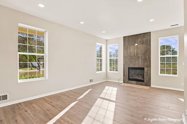 2301 Evergreen CIR, Mchenry, IL 60050