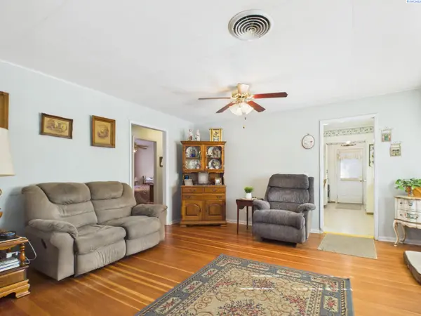 92 Jadwin Ave, Richland, WA 99352