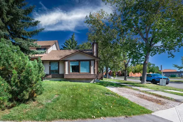 2 Deer Lane RD SE, Calgary, AB T2J 5V7