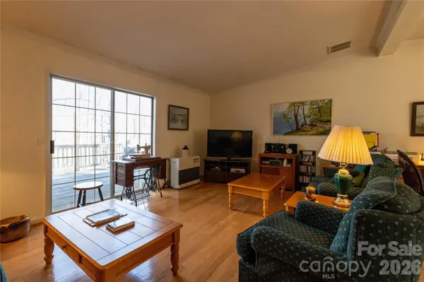 120 Powderhorn DR, Burnsville, NC 28714